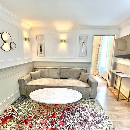 Adele Passy Apartment